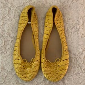 Like new- yellow woven flats